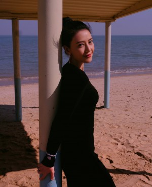 高圆圆黑裙简洁大气海边写真图片