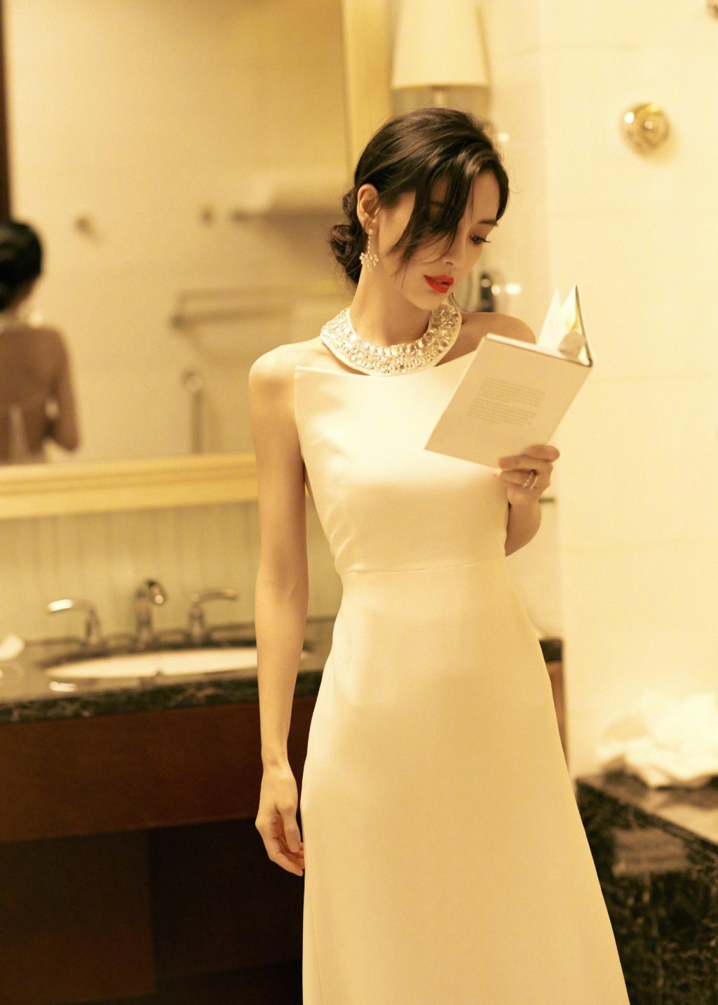 angelababy白色高定礼服简约优雅写真图片