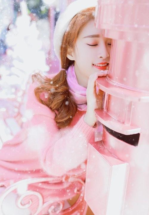 白雪纷飞暖冬季节少女粉色系写真