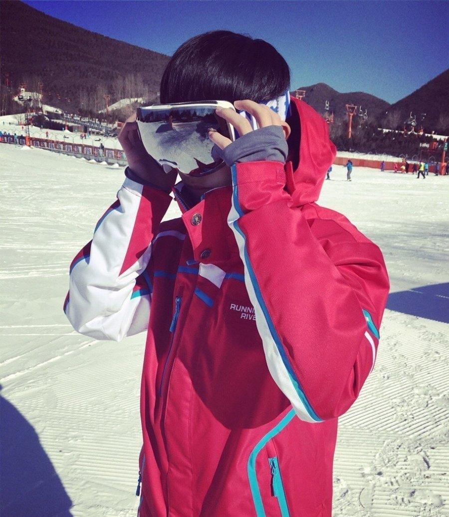 TFBOYS成员易烊千玺滑雪照