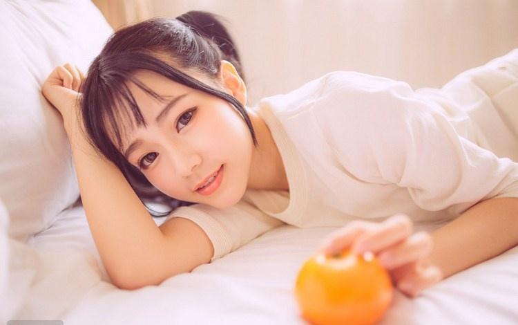 双马尾蠢萌吃橘子美少女日系风艺术写真