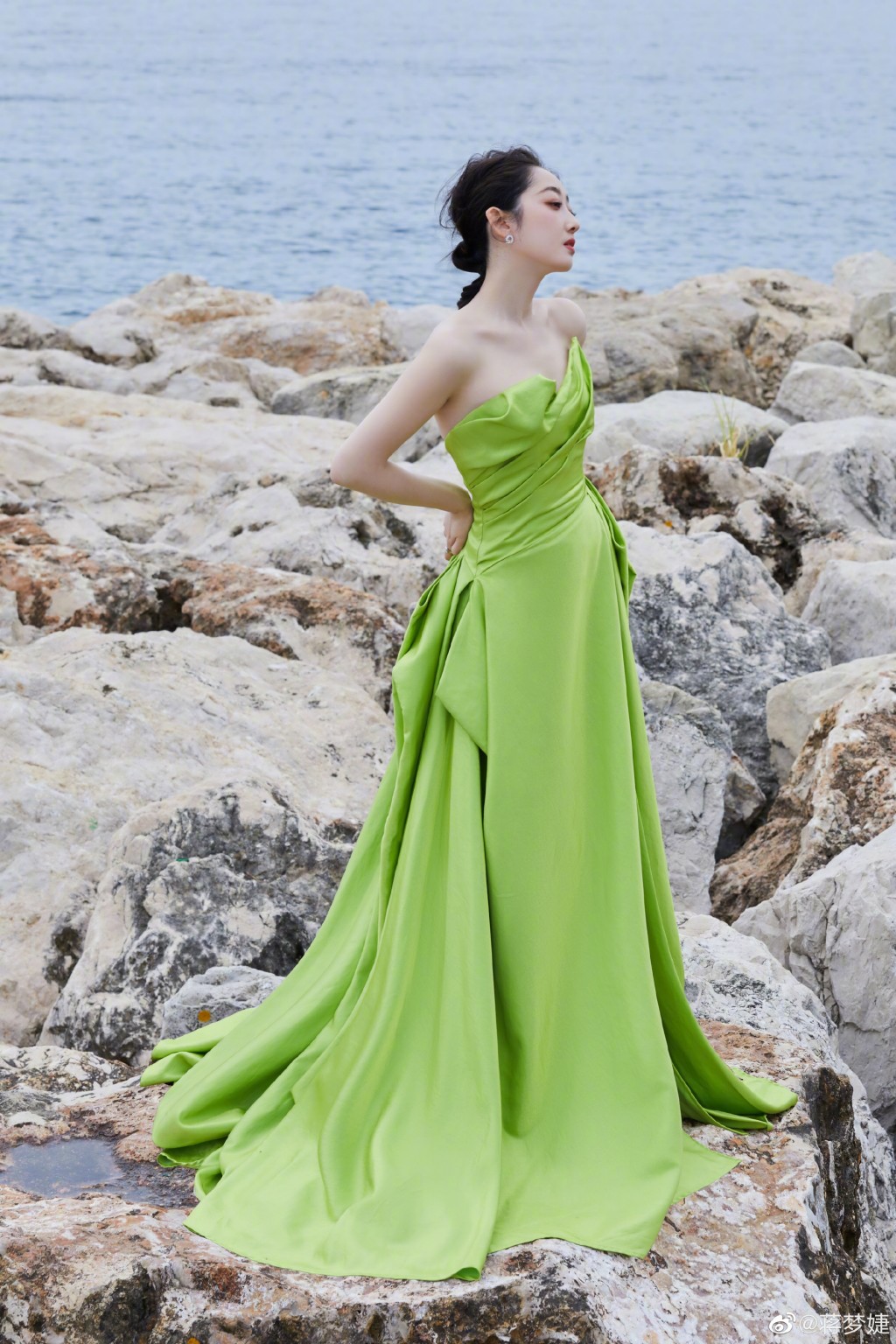 蒋梦婕绿色抹胸裙优雅大气海边写真图片