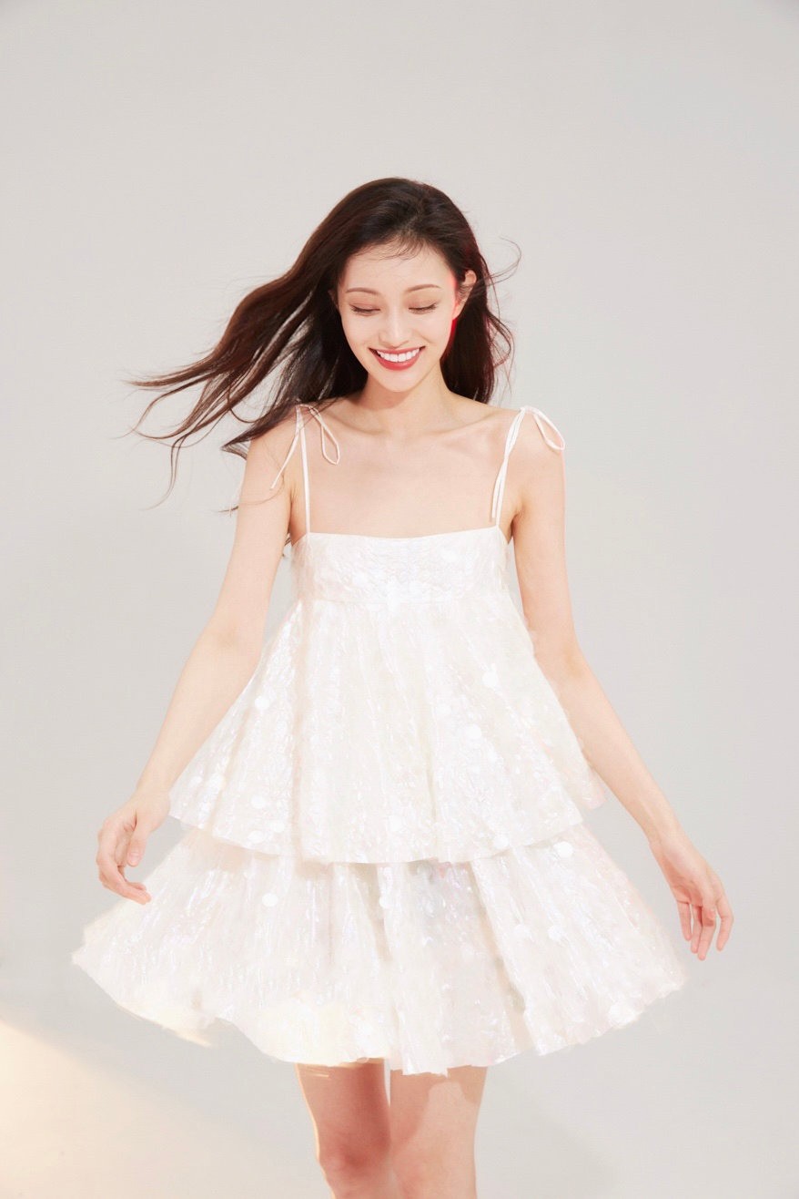 盖玥希吊带白裙性感迷人写真图片