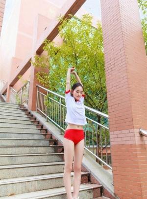 操场运动美女学生妹白色运动服超短裤秀逆天长腿写真图片