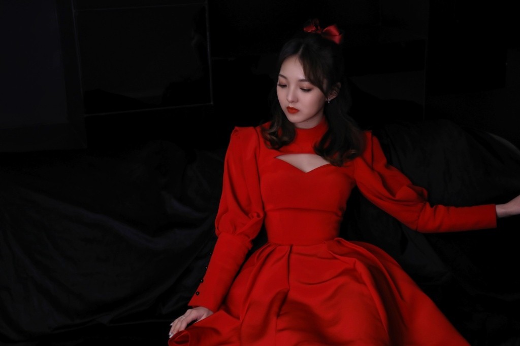 强东玥红色连衣裙甜美写真图片