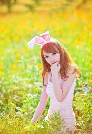 可爱性感兔女郎在花丛中