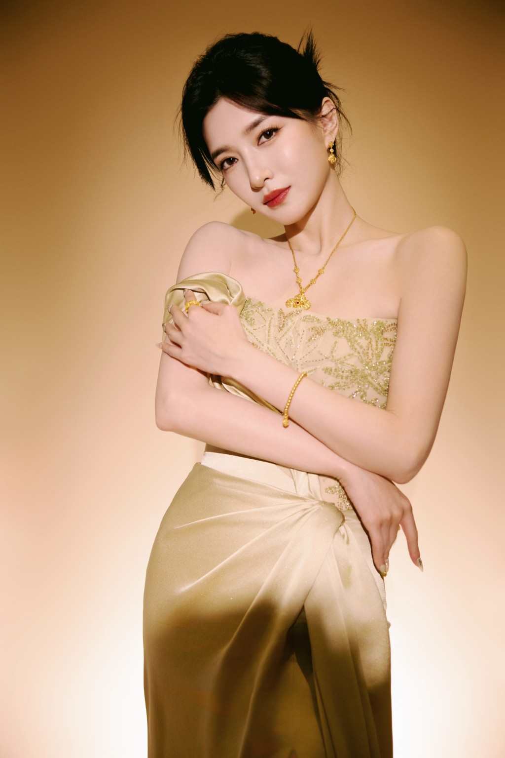 江疏影金色丝质长裙优雅高贵写真图片