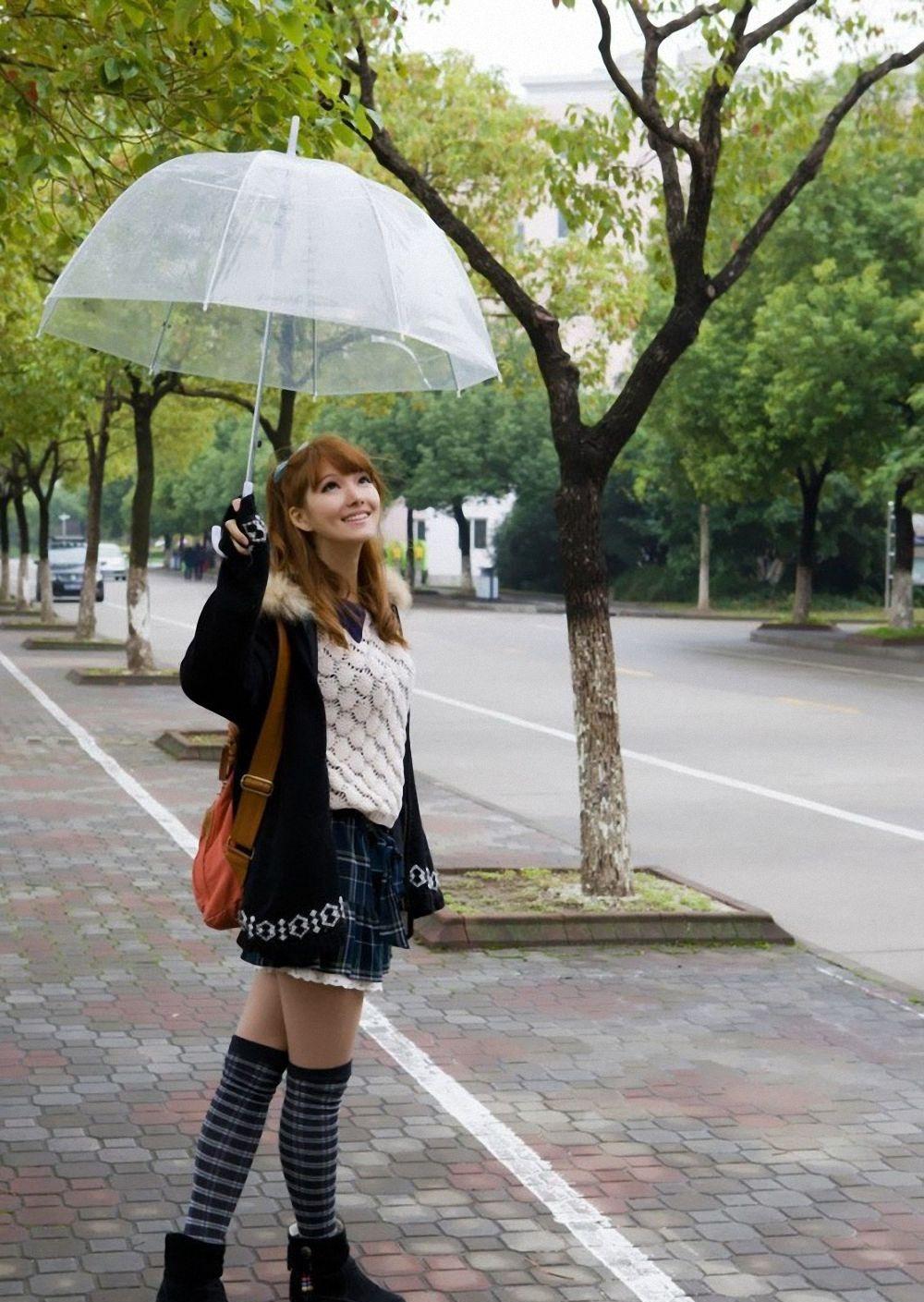 雨中伞下小游清纯迷人女孩图片