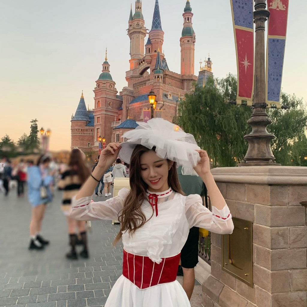 SNH48沈梦瑶公主裙装上海迪士尼游玩照片