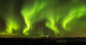 冰岛绿色奇幻极光风景图片