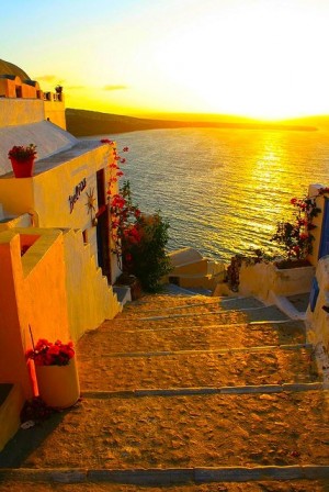 希腊圣托里尼岛金色夕阳风景图片