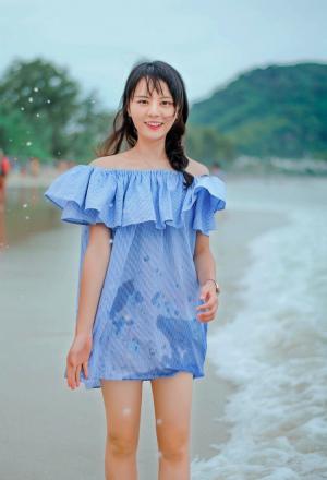 海边玩水的蓝裙子青春迷人女生美图