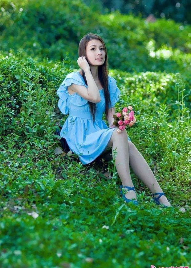 花样性感美少女身穿蓝色裙子清纯
