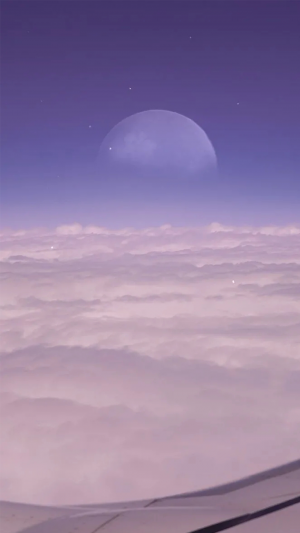 云层上的月亮梦幻摄影