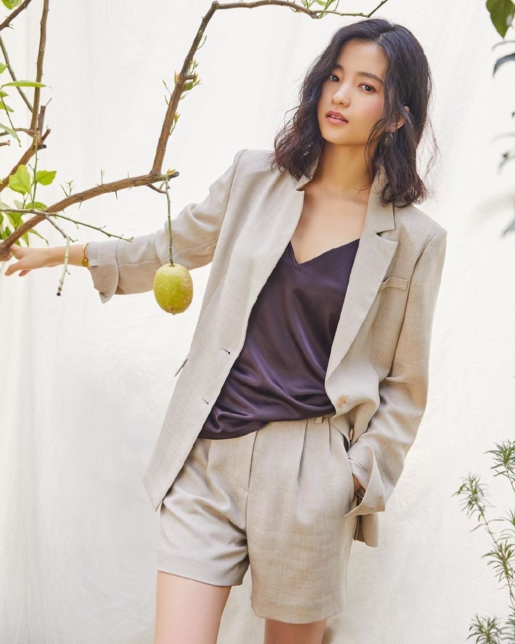 韩国女演员金泰梨西服套装优雅知性职业范写真