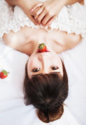 自信优雅的草莓味清纯少女私房写真