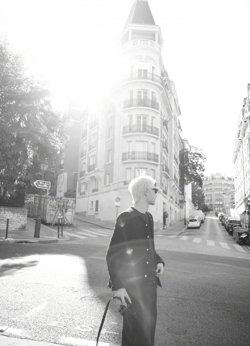王一博白金发色随性优雅巴黎街头写真图片