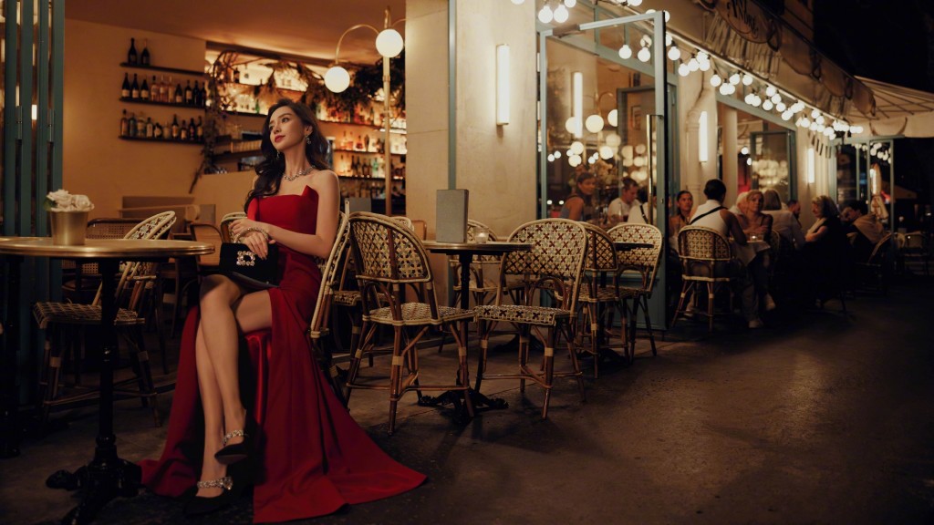 Angelababy开衩抹胸红裙优雅神秘浪漫氛围写真图片