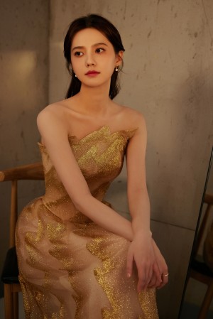 姜珮瑶鎏金抹胸裙优雅明媚写真图片