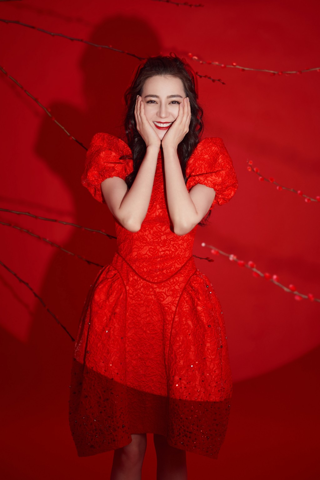 迪丽热巴红裙优雅时尚写真图片