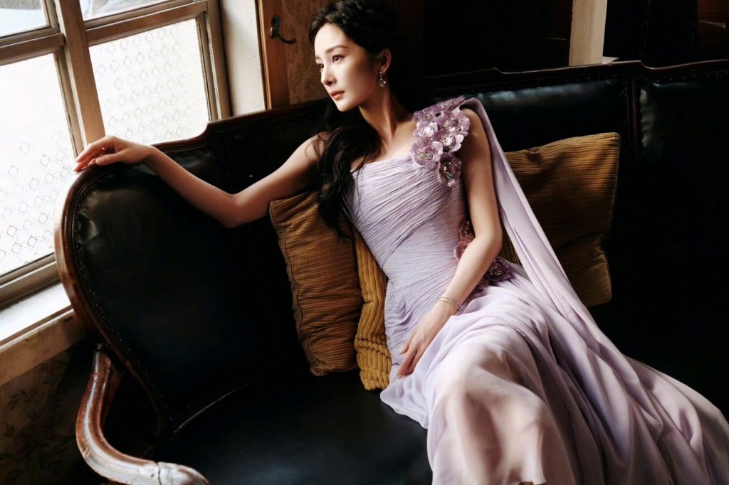 杨幂丁香花仙子紫色礼服造型明媚优雅写真图片
