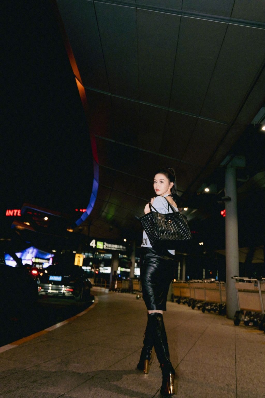 文咏珊利落优雅姿态早秋时髦穿搭机场街拍图片