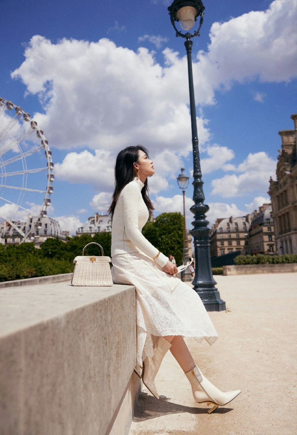 李沁白色蕾丝裙优雅高级写真图片