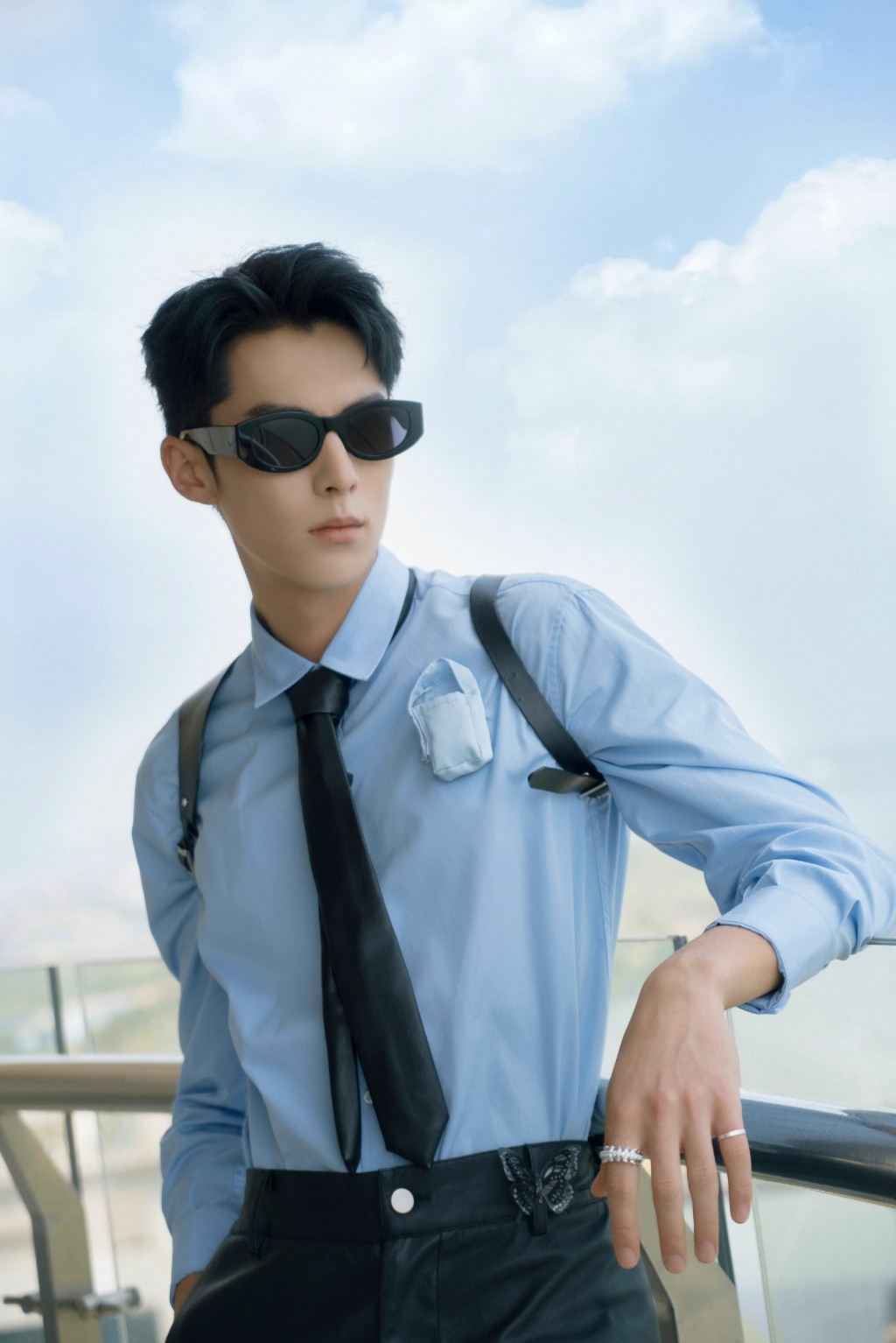 王鹤棣蓝色衬衫酷帅时尚写真图片