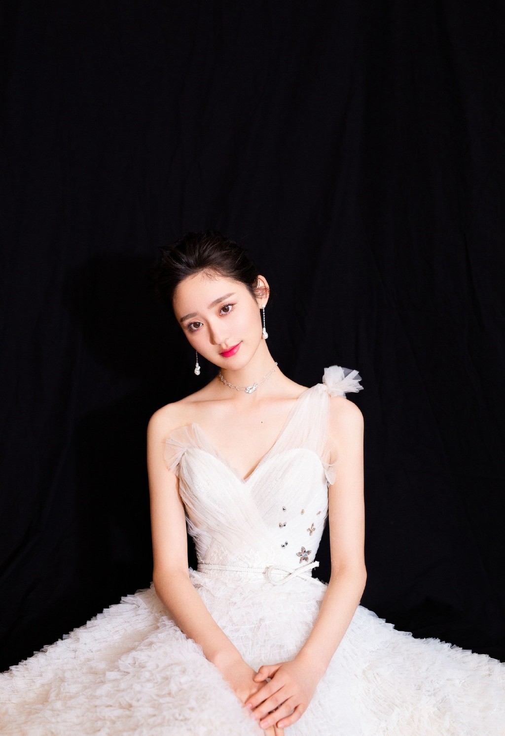 王莫涵白裙仙女气质写真图片