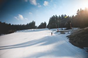 滑雪坡与晴朗的天气风景壁纸