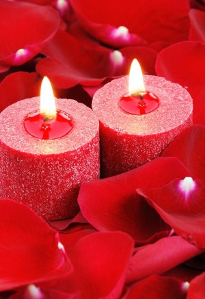玫瑰花瓣中蜡烛高清壁纸