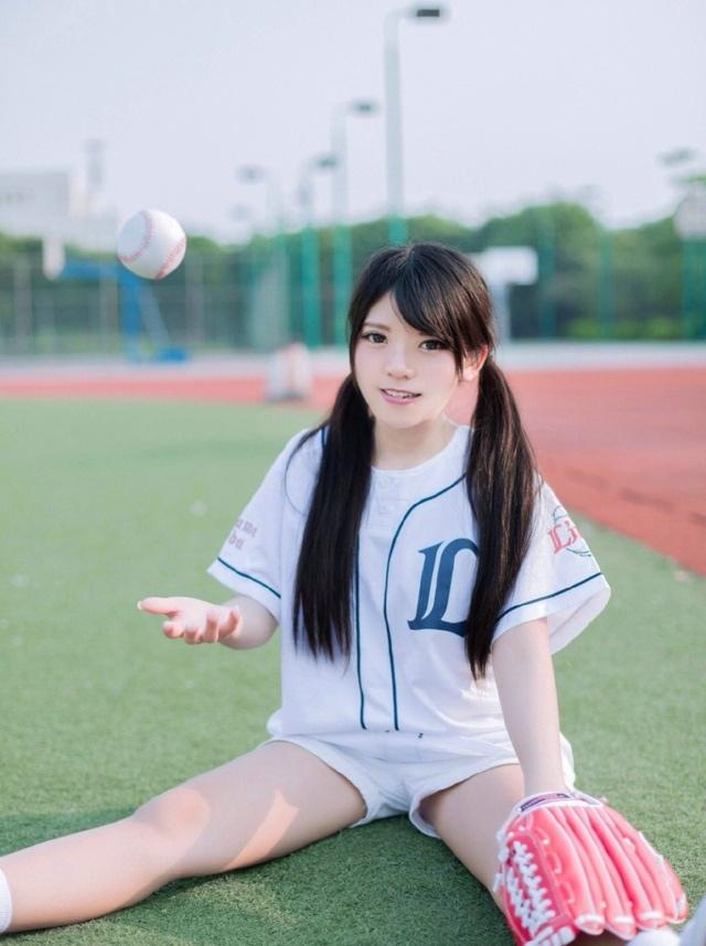 青春活力棒球性感女孩球场上的飒爽英姿
