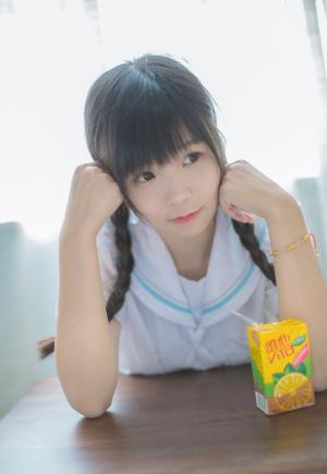日本麻花辫学生妹校园制服清新俏皮性感写真