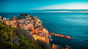 美丽的晚上意大利五渔村风景壁纸
