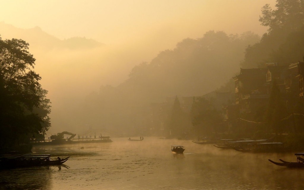 清晨烟雾迷离的凤凰古城摄影
