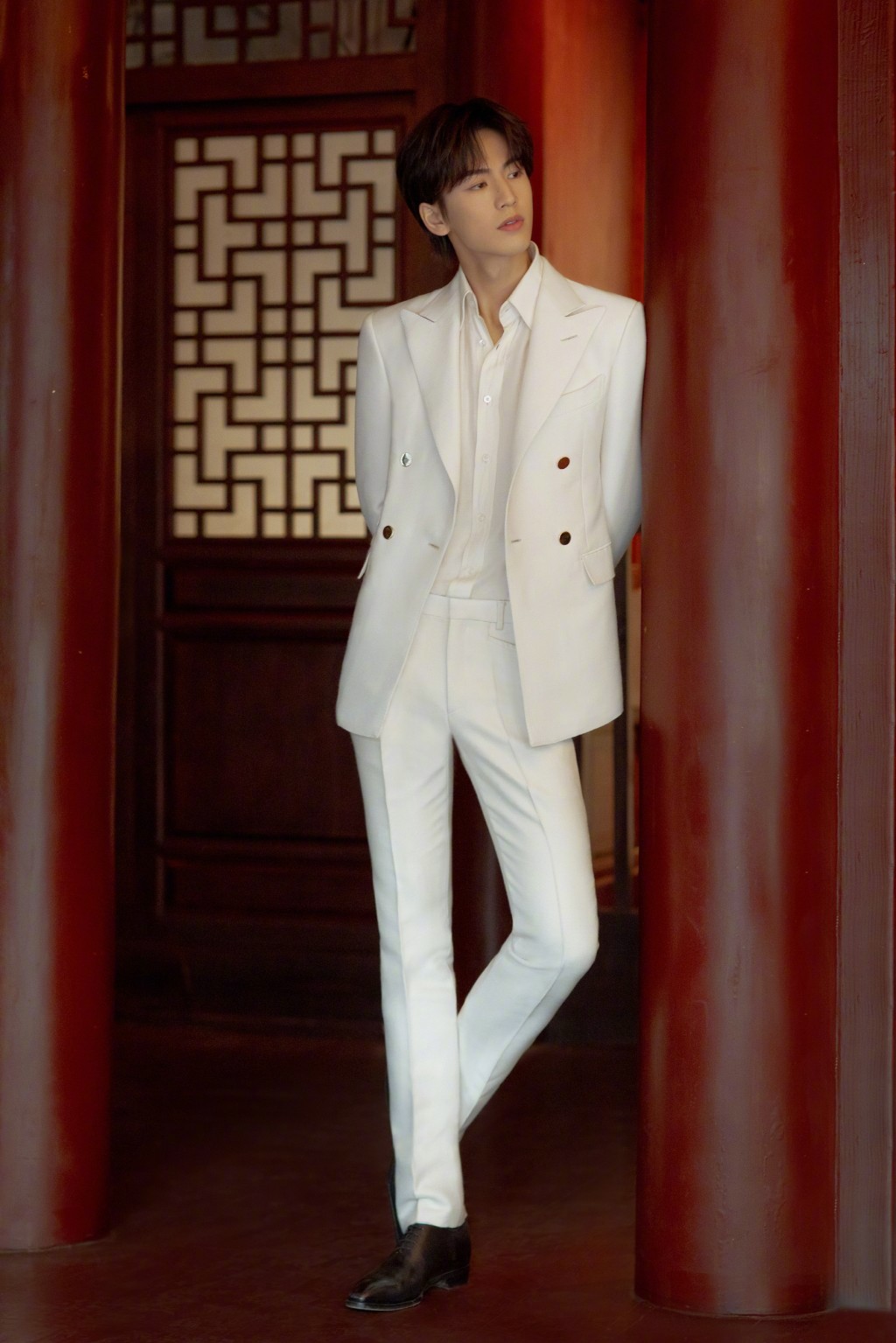 张凌赫纯白西服套装优雅绅士写真图片