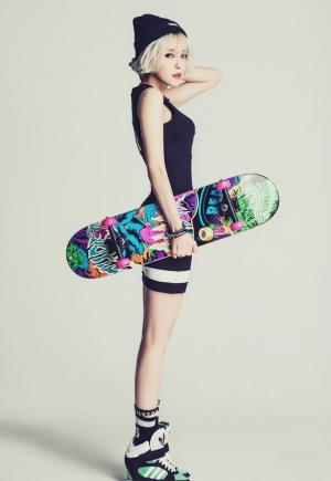 韩国人气美女孝敏变身可爱滑板妹妹