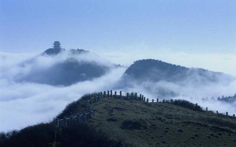 云海中的峨眉山风景图片